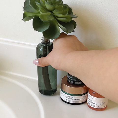 How to upcycle glass bottles into chic flower vase